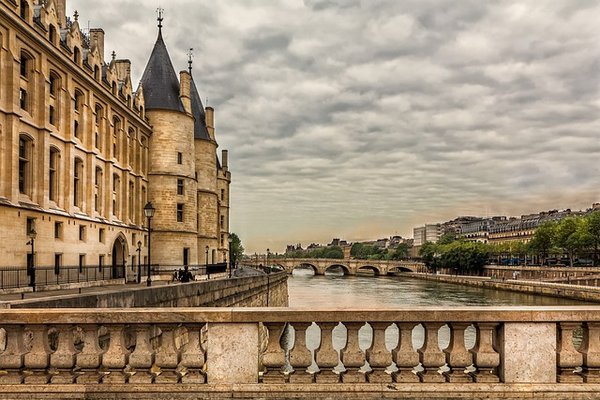 Quels sont les bons endroits pour manger au bord de la Seine à Paris ?